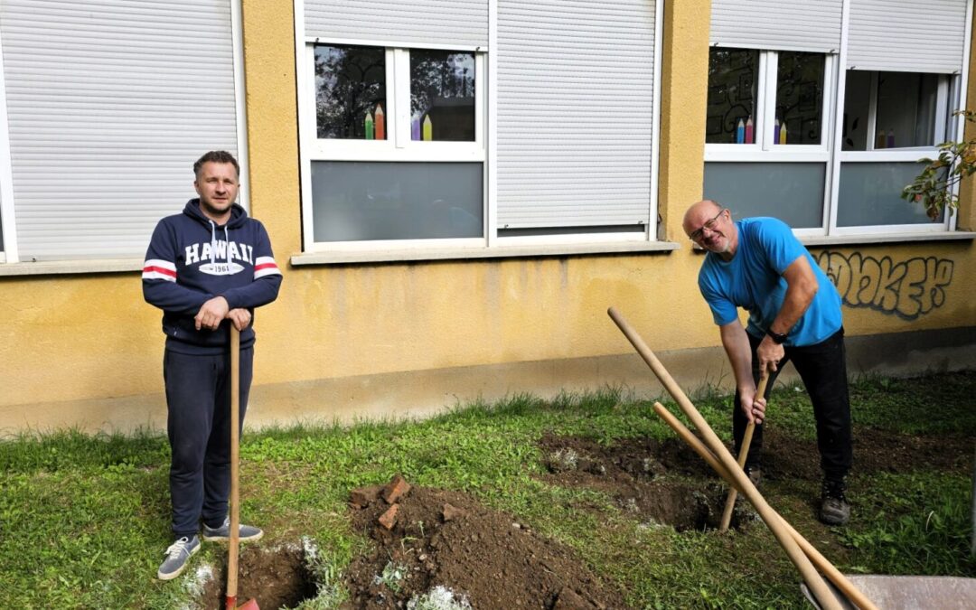 Postavljena metalna konstrukcija za prototip zelenog zida