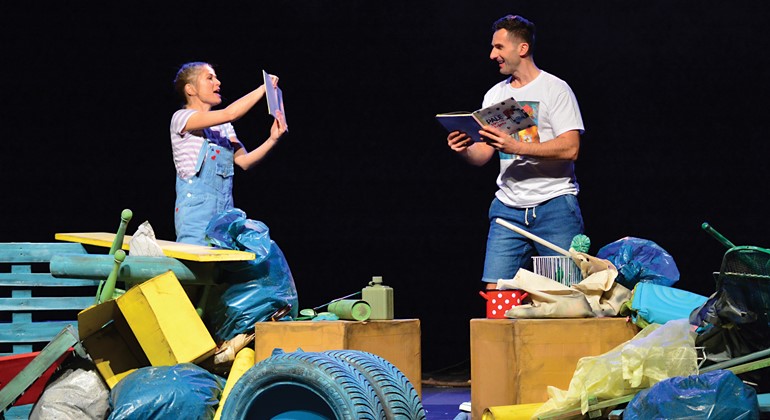 Prvašići u kazalištu: Pale sam na svijetu